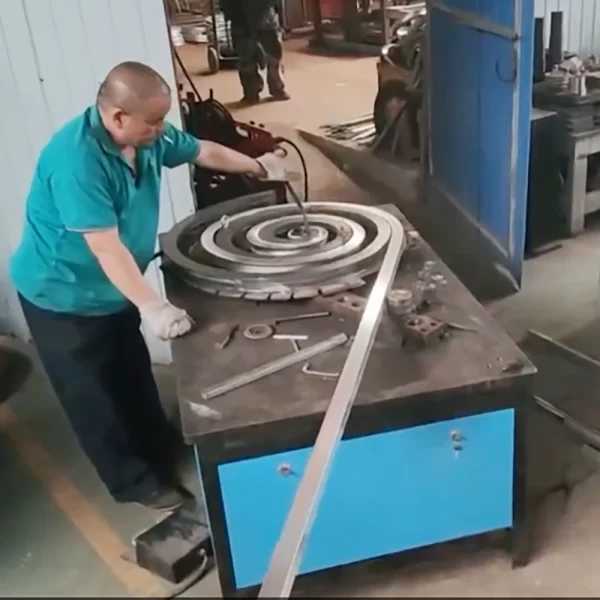 Máquina dobladora de desplazamiento de hierro forjado